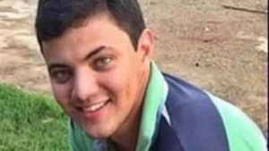 Filho de secretária municipal de Jardim teria sido morto por PM após atirar na frente de bar