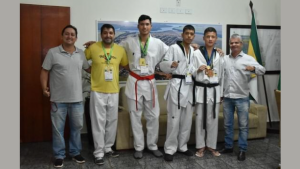 Prefeito Enelto recebe atletas medalhistas no Supercampeonato Brasileiro de Taekwondo 2022