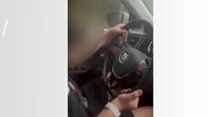Menino de 9 anos é filmado pelo pai dirigindo em rodovia de MS: 'Meu motorista particular'