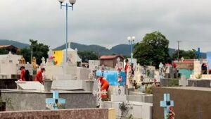 Mulher morre após ser amarrada em cruz e espancada em suposto ritual em cemitério