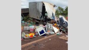 Acidente grave entre 3 veículos de carga pesada deixa dois mortos na BR-262, no Pantanal