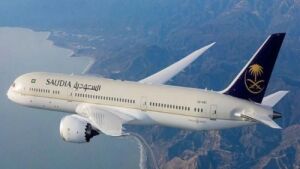Com passageiros, avião saudita é atingido por tiros durante conflito no Sudão