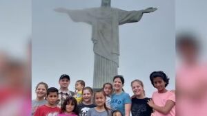 Casal 'gringo' adota seis irmãos brasileiros de uma só vez para não separar família
