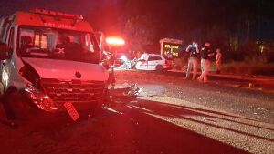 Motorista morre em acidente entre carro e ambulância do Samu na BR-163