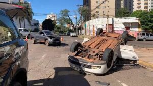 Colisão em Campo Grande entre picape com motorista de Coxim e carro termina com capotagem e passageiro ferido