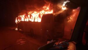 Ônibus fica completamente destruído ao pegar fogo em MS