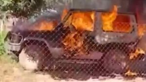 Brasileiro esfaqueia ex-mulher e se mata dentro de carro em chamas