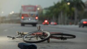 Adolescente de bicicleta pega 'rabeira' em caminhão na BR-163 e morre atropelado 