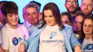 Vestindo camiseta do partido, Adriane Lopes se filia ao Progressistas
