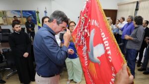 Governador recebe a Bandeira do Divino e reforça tradição que faz parte da história de MS