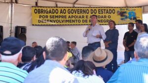 Em Rio Negro, governador autoriza obras e inaugura granja que amplia suinocultura