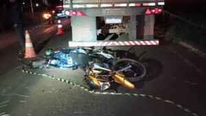 Motociclista morre ao bater em caminhão bitrem estragado na BR-163 em São Gabriel do Oeste 