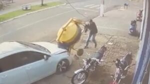 Carregando betoneira, trabalhador é atropelado por motorista bêbado e arremessado a 5 metros