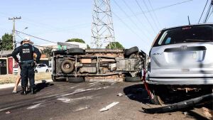 VÍDEO: Motorista de camionete bate em carro estacionado e capota no Tiradentes em Campo Grande