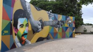 Kobra volta a Coxim para restaurar o painel da Praça Zacarias Mourão
