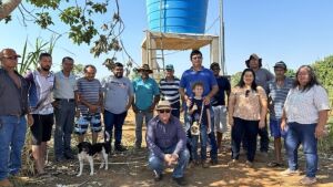 Instalação de poço com caixa d'água beneficia famílias na área rural de Coxim 