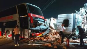 Caminhão carregado de tijolos e ônibus com 42 passageiros batem na Capital