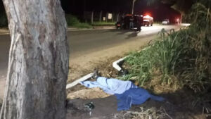 Em Coxim, motociclista perde a direção de veículo, atinge árvore e morre na hora