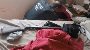 Mulher é presa em flagrante por atirar contra filha em pousada de Corumbá