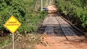 Ponte sobre o córrego Riozinho é interditada para construção de nova estrutura