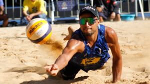 Beneficiário do Bolsa Atleta, Arthur Mariano é campeão do Circuito Brasileiro Vôlei de Praia 2023