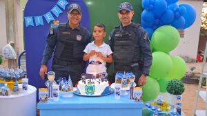 Polícia Militar realiza surpresa emocionante no aniversário de 5 anos do pequeno admirador em Coxim