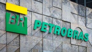 Petrobras reduz preço da gasolina e aumenta o do diesel a partir de sábado
