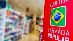 Prefeito de Coxim e secretários visitam farmácia Ultra Popular e incentivam uso do programa Farmácia Popular do Brasil