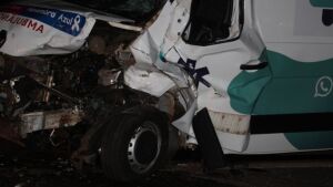Acidente envolvendo ambulância, Fiat Toro e carreta deixa seis feridos