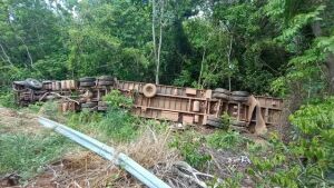 Em Rio Verde, motorista tomba caminhão na 'Serra da Alegria' após falha nos freios