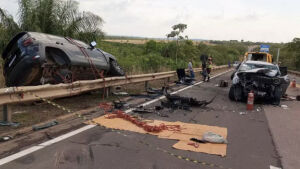 Um morre e outro fica em estado grave após carros baterem de frente no trecho entre Coxim e Rio Verde