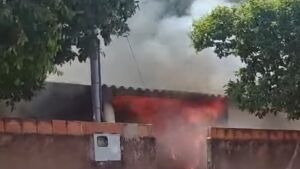 Polícia Militar auxilia família em incêndio na Vila Bela em Coxim