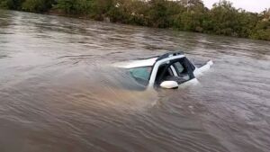 Picape cai no Rio Taquari em Coxim, motorista manda localização para amigos e desaparece
