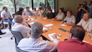 Edilson Magro apresenta demandas de Coxim ao governador Eduardo Riedel em reunião do Cointa