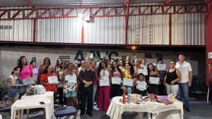 Cinquenta mulheres concluem curso de automaquiagem em Coxim
