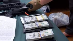 Polícia encontra dinheiro vivo e prende 13 em operação contra tráfico de armas
