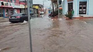 Chuva de 48 milímetros em menos de uma hora deixa ruas e casas alagadas em Coxim 