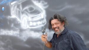 Mestre-grafiteiro há mais de 30 anos encanta Coxim com sua arte e histórias de vida