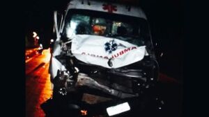 Ambulância de Coxim colide com caminhão na Ponte do Pererinha na BR-163
