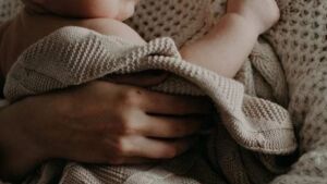 Bebê de 3 meses morre depois de se engasgar com leite enquanto dormia