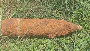 Moradora encontra bala de canhão enterrada no quintal de casa em MS 
