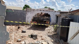 Sem freios, motorista perde controle de caminhão e derruba muros de duas casas em Coxim