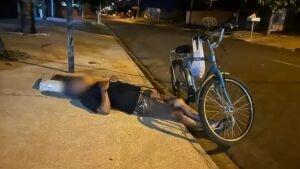Homem dorme em calçada e assusta moradores ao ser confundido com 'cadáver' em MS