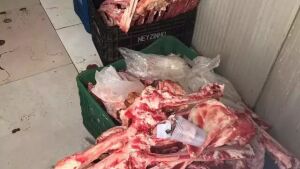 Uma tonelada de carne é apreendida em mercado que fornece alimento para escolas