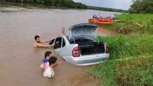 Perdido na cidade, motorista cai com carro no Rio Taquari em Coxim 
