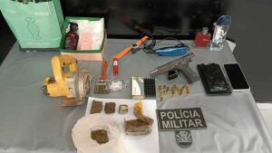 PM apreende drogas, arma e munições em boca de fumo fechada em Sonora