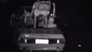 Passageiro mostra a bunda para a câmera após carro passar em alta velocidade por radar