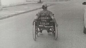 Homem é preso 'dando rolê' com cadeira de rodas furtada de posto de saúde em MS