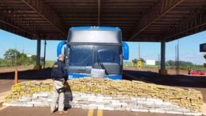 Ônibus de passeio é apreendido em Ponta Porã com mais de uma tonelada de maconha
