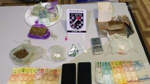 Polícia Militar prende jovens em flagrante por tráfico e apreende drogas e dinheiro em Sonora

